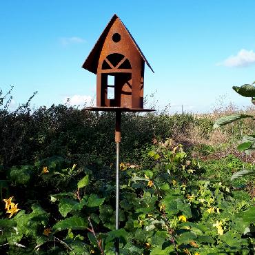 Petite mangeoire oiseaux section ronde toit à 2 versants à piquer en fer rouillé