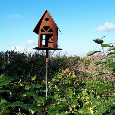 Petite mangeoire oiseaux section ronde toit à 2 versants à piquer en fer rouillé