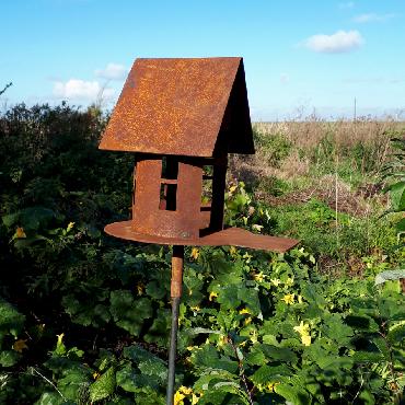 Petite mangeoire oiseaux section ronde toit à 2 versants à piquer en fer rouillé