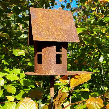 Petite mangeoire oiseaux section ronde toit à 2 versants à piquer en fer rouillé