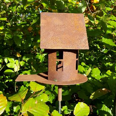 Petite mangeoire oiseaux section ronde toit à 2 versants à piquer en fer rouillé