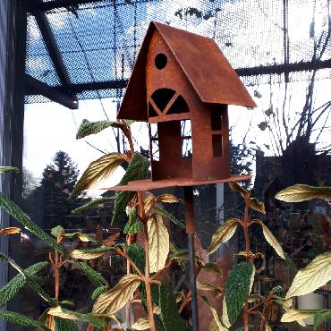 Petite mangeoire oiseaux section ronde toit à 2 versants à piquer en fer rouillé