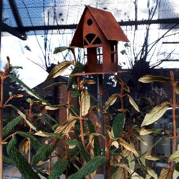 Petite mangeoire oiseaux section ronde toit à 2 versants à piquer en fer rouillé