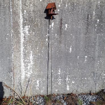 Petite mangeoire oiseaux section ronde toit à 2 versants à piquer en fer rouillé