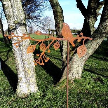 Oiseau sur branche avec fruits H150cm à piquer en fer rouillé