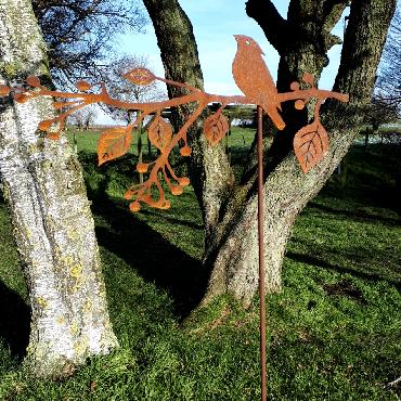 Oiseau sur branche avec fruits H150cm à piquer en fer rouillé