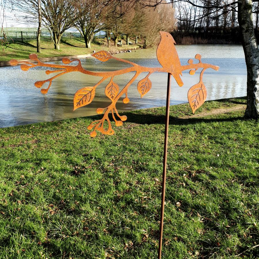 Oiseau sur branche avec fruits H150cm à piquer en fer rouillé