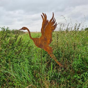 Oiseau héron volant H150cm à piquer en fer rouillé