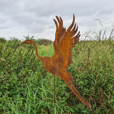 Oiseau héron volant H150cm à piquer en fer rouillé