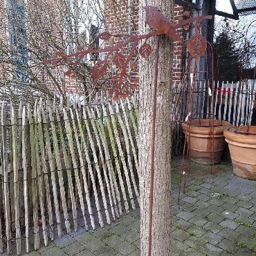 Oiseau sur branche avec fruits H150cm à piquer en fer rouillé