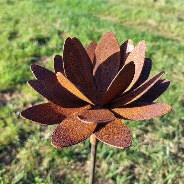 Fleur de nénuphar 3D H127cm à piquer en fer rouillé